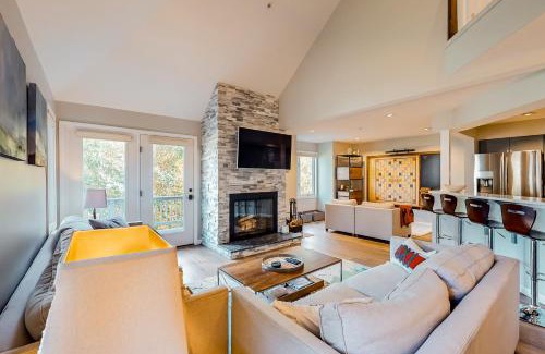 Sunday River Area Apartment | Après Chalet: Pet-Friendly Retreat with Pool and Hot Tub