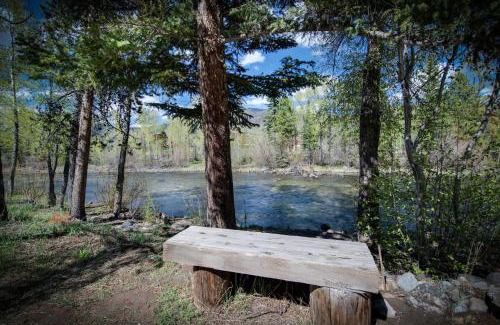 Silverthorne House | Riverfront Retreat at Après Shores Condo: Family-Friendly Oasis