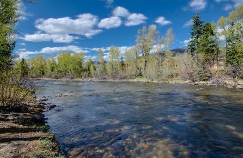 Silverthorne House | Riverfront Retreat at Après Shores Condo: Family-Friendly Oasis