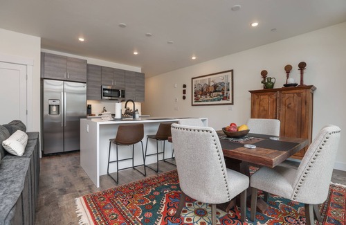 Silverthorne Condo | Inviting Après Shores Condo: Premier Riverfront Escape