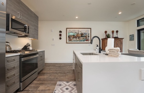 Silverthorne Condo | Inviting Après Shores Condo: Premier Riverfront Escape