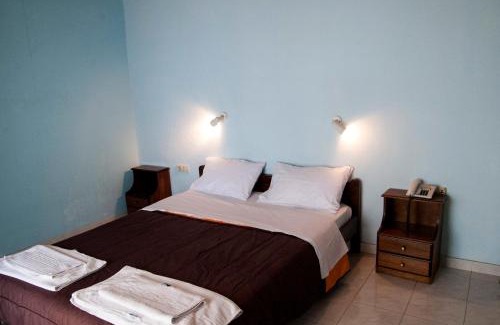 Apraos Bed & Breakfast | Cozy Room at Apraos Bay Hotel, Steps from Kalamaki Beach
