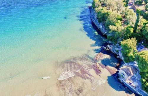 Apraos Villa | Beachfront Studio with Ocean View at Apraos by DadoVillas