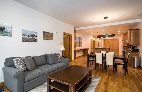 Old Town Condo | Pet-Friendly Aprés on Yampa: Modern Downtown Retreat