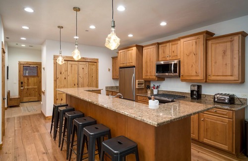 Old Town Condo | Pet-Friendly Aprés on Yampa: Modern Downtown Retreat