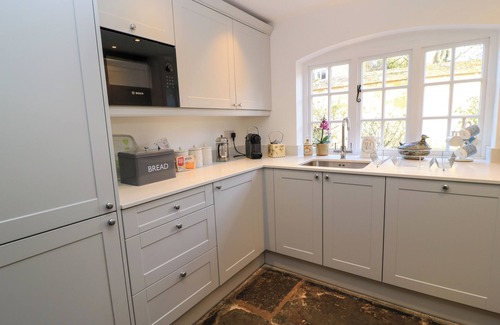 Chipping Campden Cottage | APRIL COTTAGE, pet friendly in Mickleton, Gloucestershire