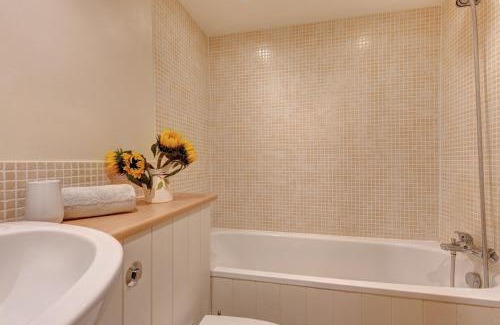 East Rudham House | Pet-Friendly April Cottage: A Cozy Getaway Awaits