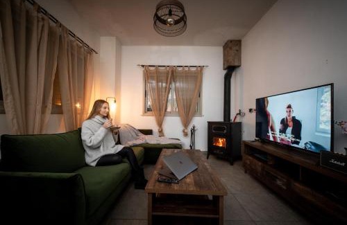 Agros Apartment | Relaxing Aprosmeno Jacuzzi House with Family-Friendly Amenities