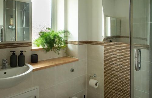 Hemel Hempstead House | Cozy Apsley Guest Rooms with Kitchen Amenities Await You