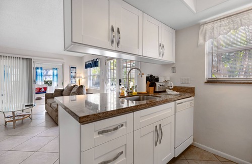 Pompano Beach Apartment | Beachside Apt#1 with BBQ & Ocean View - Guest Rated 10/10