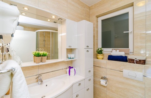 Duboka Apartment | Beachside Retreat: 3BR Apartment Steps From Private Beach
