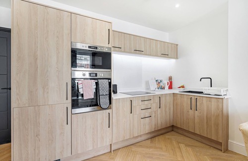 Trafford Apartment | Modern Flat in Town with Kitchen & Family-Friendly Perks