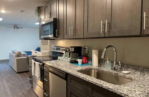 Leavenworth Apartment | Cozy Apt 255: Sleek Getaway Minutes from Ft Leavenworth