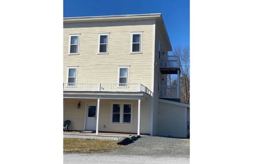 Hydeville Apartment | Discover Apt 2A at Lake Bomoseen Inn with Boat Slip