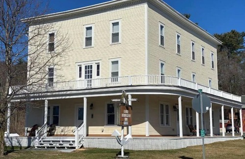Hydeville Apartment | Discover Apt 2A at Lake Bomoseen Inn with Boat Slip