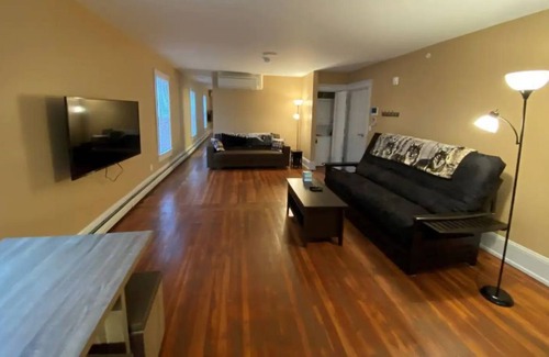 Hydeville Apartment | Cozy Apt 2C at Lake Bomoseen Inn with Boat Slip Access