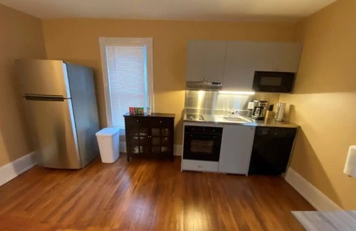 Hydeville Apartment | Cozy Apt 2C at Lake Bomoseen Inn with Boat Slip Access
