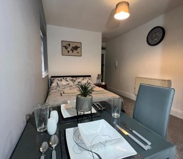 Seisdon Apartment | Private Studio Retreat in Moseley, Birmingham with Breakfast