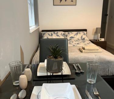 Seisdon Apartment | Private Studio Retreat in Moseley, Birmingham with Breakfast