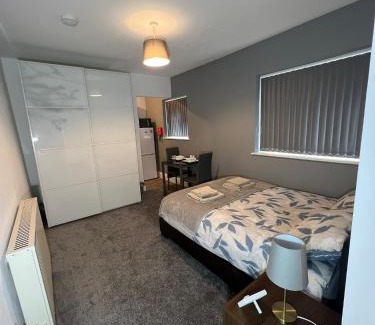 Seisdon Apartment | Private Studio Retreat in Moseley, Birmingham with Breakfast