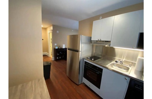 Hydeville Apartment | Dog-Friendly Inn with Lake Views & Boat Slip at Apt 3A