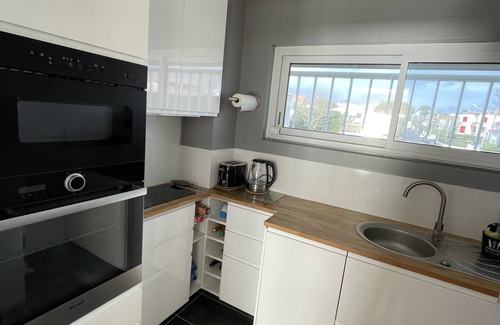 Pontaillac Apartment | Oceanfront Apartment with Air Conditioning & Tennis Court