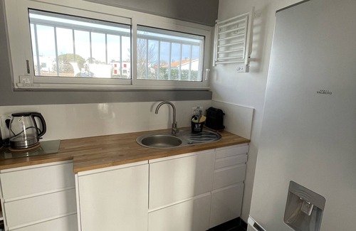 Pontaillac Apartment | Oceanfront Apartment with Air Conditioning & Tennis Court