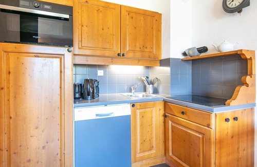 Valfrejus Apartment | Cozy Apartment for 4 with Balcony Near Ski Runs
