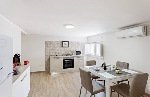 Borgo-Sanzio Apartment | Convenient Apartment Steps from Villa Bellini with Breakfast