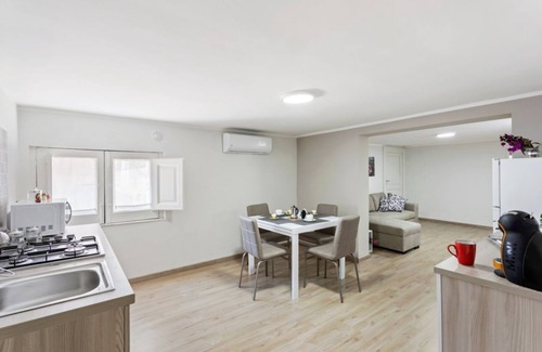 Borgo-Sanzio Apartment | Convenient Apartment Steps from Villa Bellini with Breakfast