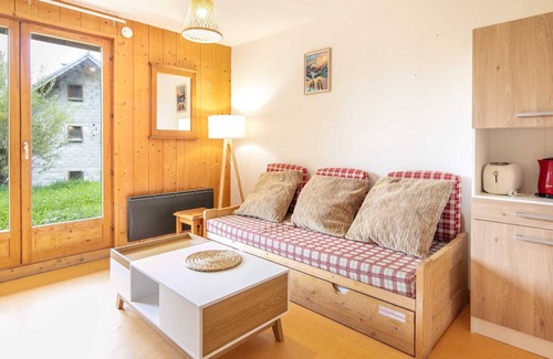 Saint-Sorlin-d'Arves Apartment | Mountain View Apartment with Heated Pool for 5 Guests