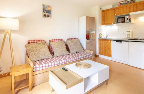 Saint-Sorlin-d'Arves Apartment | Mountain View Apartment with Heated Pool for 5 Guests