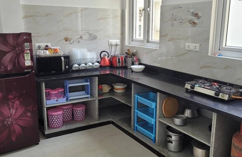 Hyderabad Apartment | Beautiful 3-Bedroom Apartment with Full Kitchen Amenities