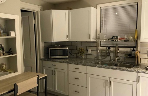 Sharon Apartment | Budget-Friendly Getaway at The Yellow-Shuttered House