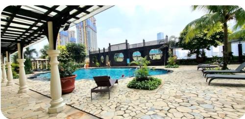 East Kuningan Apartment | Cozy Apt Bellagio 2 BR: Wi-Fi, Pool & Netflix Access