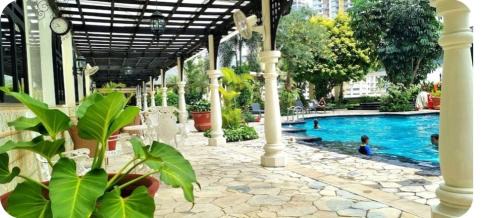 East Kuningan Apartment | Cozy Apt Bellagio 2 BR: Wi-Fi, Pool & Netflix Access