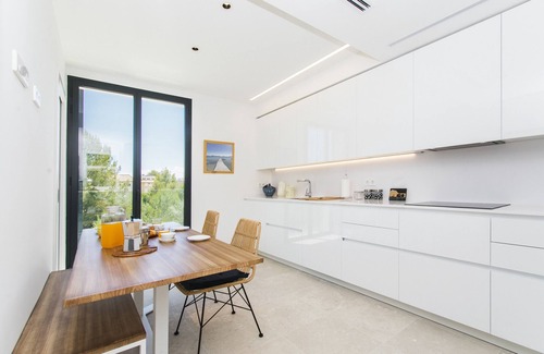 Puerto de Pollensa Apartment | Relaxing Oceanfront Stay at Apt Colomer with Pool Access