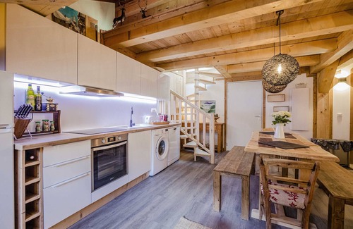 Les Alberts House | Discover Apt Ella: Family-Friendly Duplex with Spa & Views