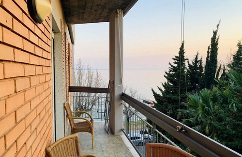 Bardolino Apartment | Ideal Lakeside Retreat for 4 with Balcony and Great Amenities