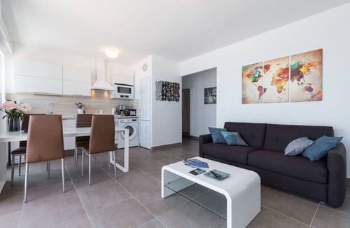 Cros-de-Cagnes Apartment | Stunning Oceanfront Retreat with Terrace and Free Parking