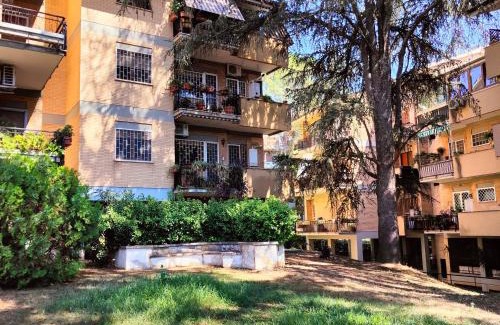 Zona LIII Tomba di Nerone Apartment | Pet-Friendly Getaway at Apt_glam_Rome with Breakfast Included