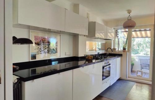 Zona LIII Tomba di Nerone Apartment | Pet-Friendly Getaway at Apt_glam_Rome with Breakfast Included