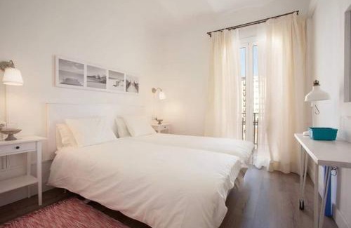 El Parc i la Llacuna del Poblenou Apartment | Beachside Apartment in 22: Family-Friendly Retreat