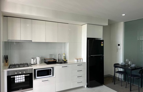 Melbourne Central Business District Apartment | Apt. in Melbourne CBD with Great Balcony View; near Tram Stop & Train Stations