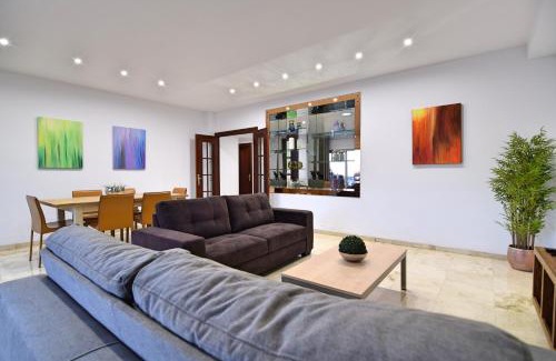 Campos Eliseos Apartment | Stylish 4-Star Apartment Reding - Ideal for Families