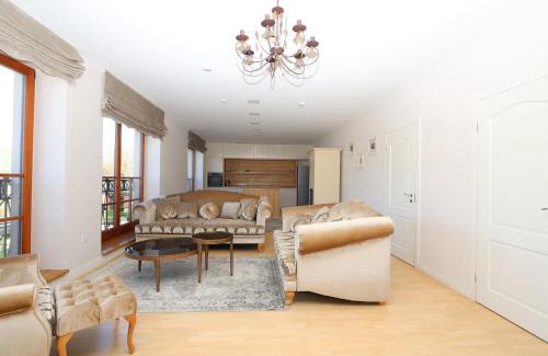 Old Town Apartment | Pet-Friendly MarinaSide Woodland Apt with Hot Tub Access