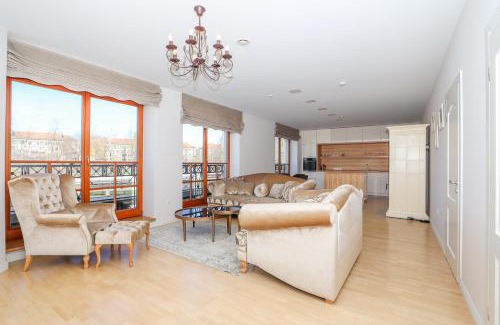 Old Town Apartment | Pet-Friendly MarinaSide Woodland Apt with Hot Tub Access