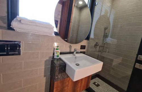 Lajpat Nagar Apartment | Guest Rated: Apt# ONE-FOUR-TWO with Lift & Smart TV