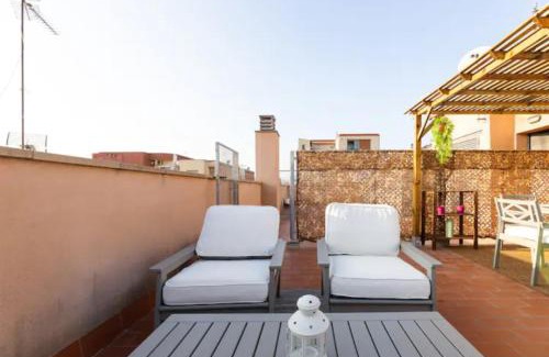 Sant Adria de Besos Apartment | Convenient Apt.p/5: 15 min to Barcelona & Beaches with Terrace