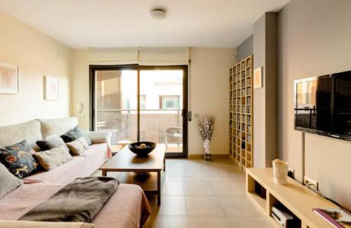 Sant Adria de Besos Apartment | Convenient Apt.p/5: 15 min to Barcelona & Beaches with Terrace